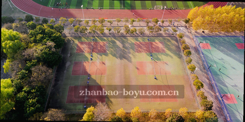 暗色球场灯光与速度线构成赛事分析封面